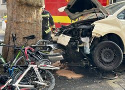 Taxi Kracht In Jena Gegen Baum 08